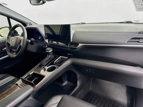 Certified 2025 Toyota Sienna Limited FWD image 46