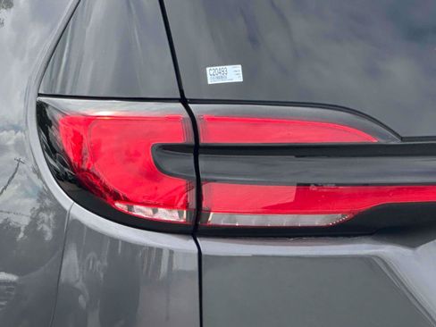 Used 2023 Chrysler Pacifica Pinnacle FWD image 9
