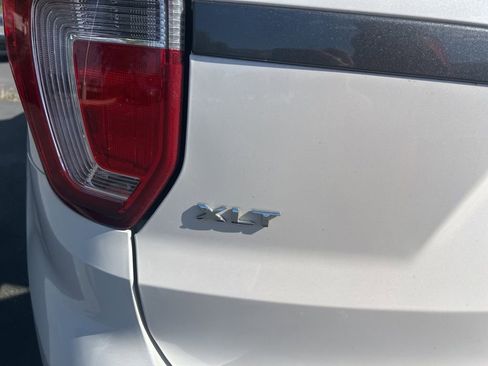 Used 2017 Ford Explorer XLT w/ Equipment Group 202A AWD/4WD image 15