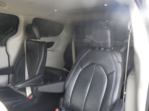 Used 2022 Chrysler Pacifica Touring-L FWD image 12