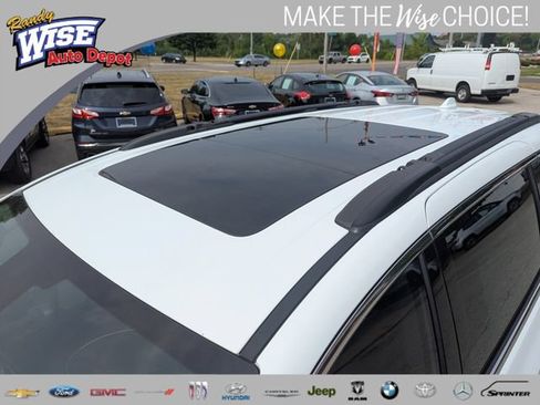 Used 2022 Chrysler Pacifica Limited FWD image 9
