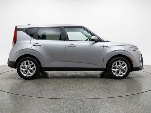 Used 2025 Kia Soul LX w/ LX Technology Package FWD image 11