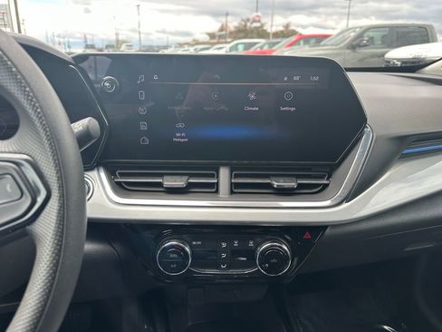 Certified 2025 Chevrolet Trax LT FWD image 19