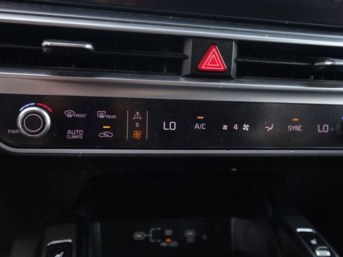 Used 2024 Kia Sorento S w/ Panoramic Sunroof Package FWD image 9