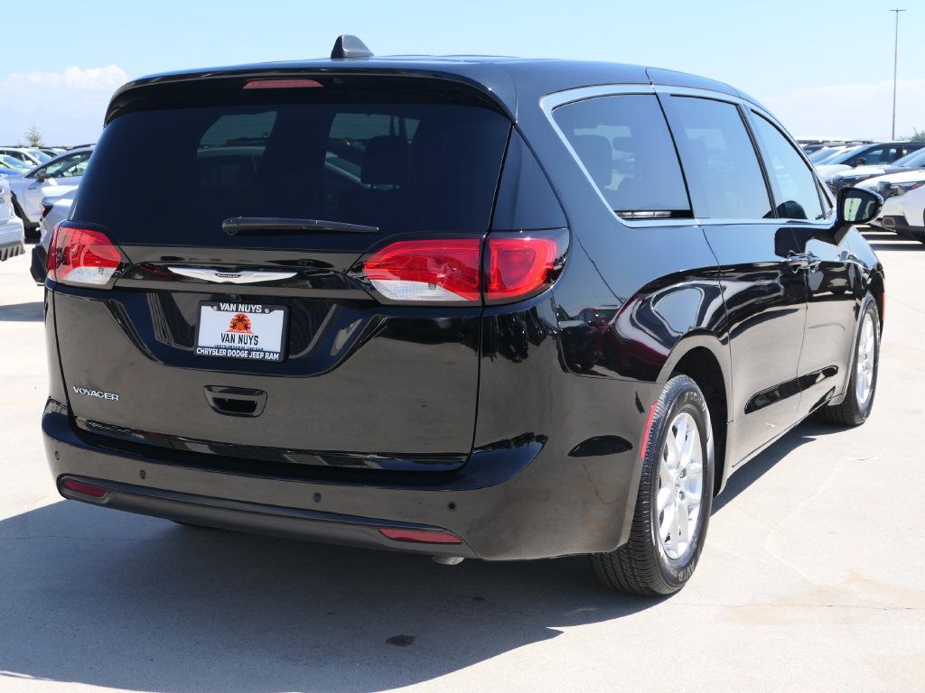 Used 2025 Chrysler Voyager LX FWD image 3