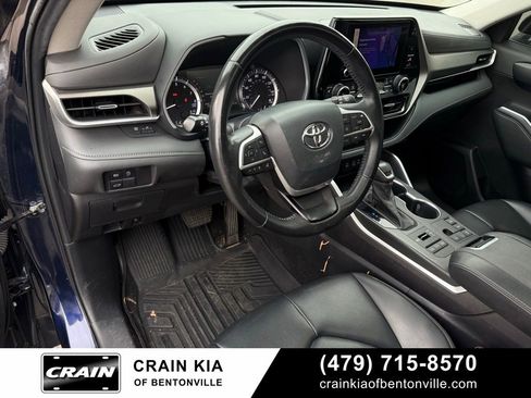 Used 2023 Toyota Highlander XLE AWD/4WD image 9