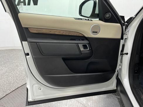 Used 2018 Land Rover Discovery HSE image 16