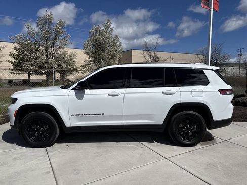 Used 2024 Jeep Grand Cherokee L Laredo image 2