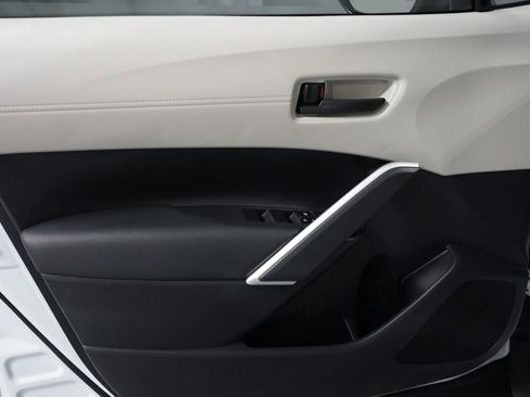 Certified 2025 Toyota Corolla Cross L image 27