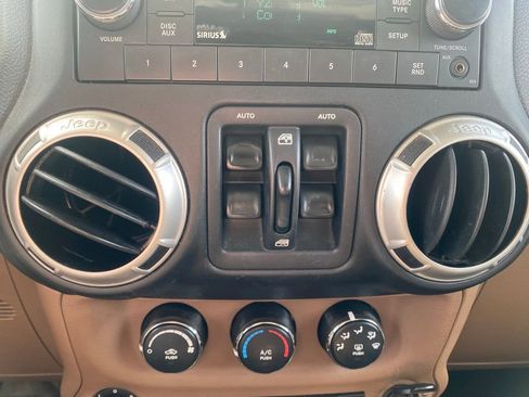 Used 2016 Jeep Wrangler Unlimited Sahara w/ Connectivity Group image 19