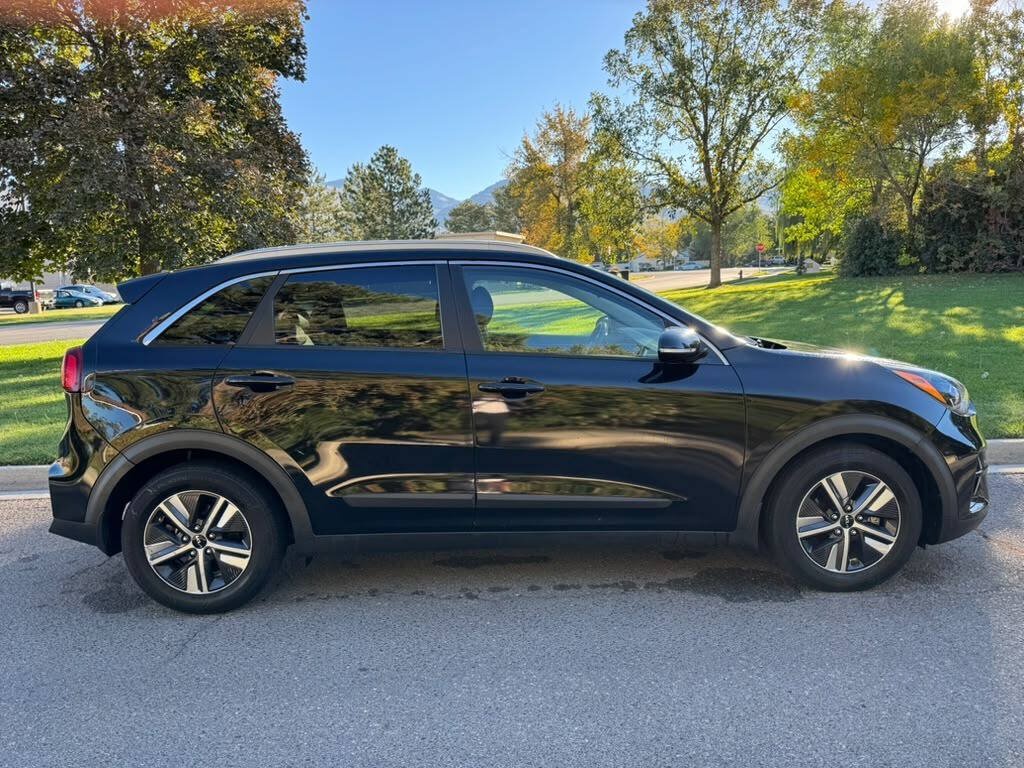 Used 2022 Kia Niro EX Premium FWD image 2