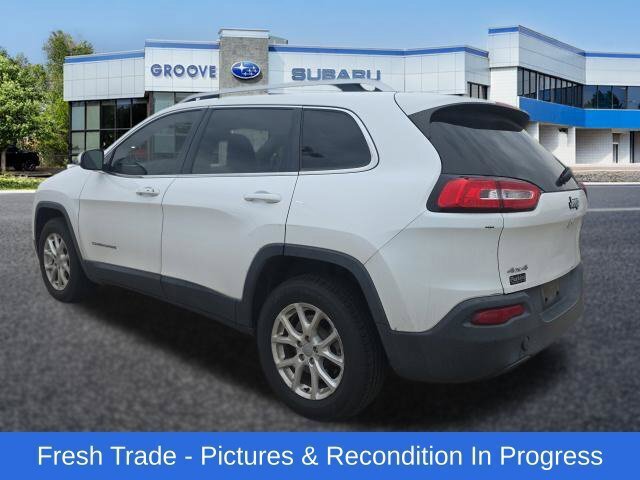 Used 2018 Jeep Cherokee Latitude Plus w/ Cold Weather Group AWD/4WD image 3