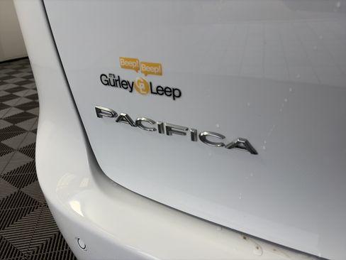 Used 2024 Chrysler Pacifica Touring-L FWD image 17