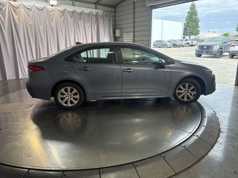 Used 2021 Toyota Corolla LE FWD image 3