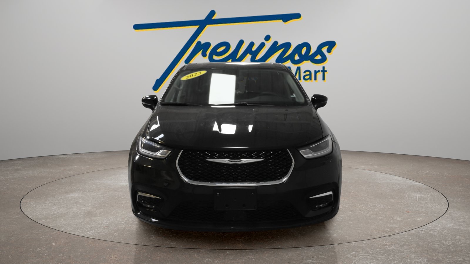 Used 2023 Chrysler Pacifica Touring-L FWD image 4