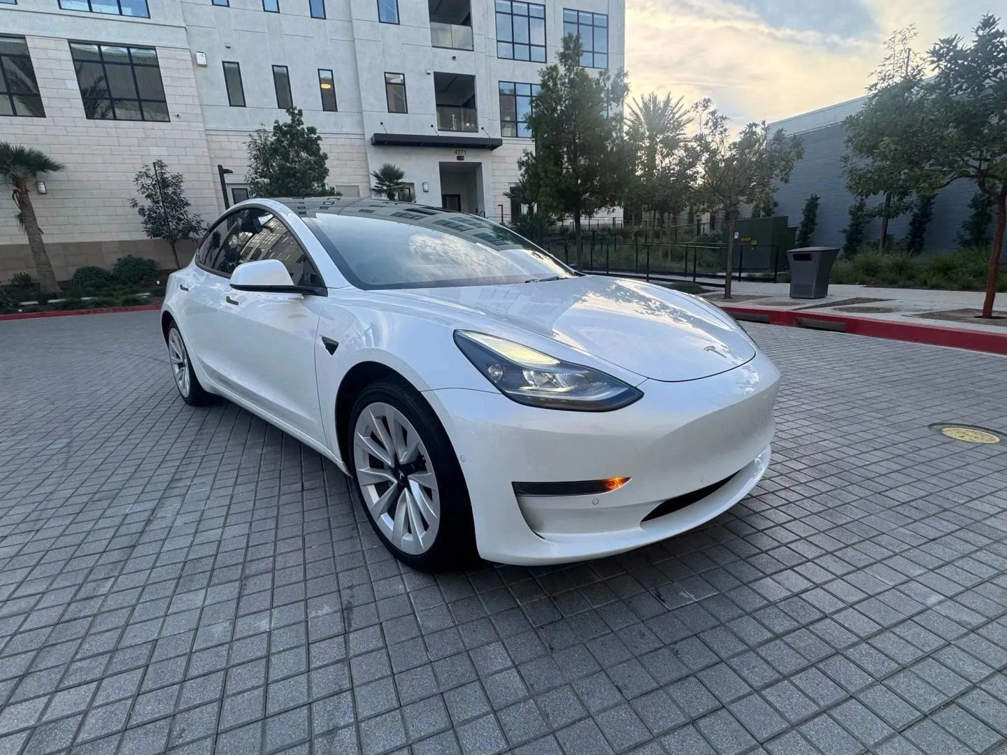 Used 2021 Tesla Model 3 Standard Range Plus RWD image 3
