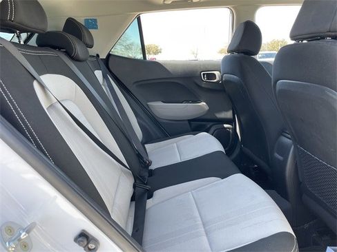 Used 2022 Hyundai Venue SEL image 25