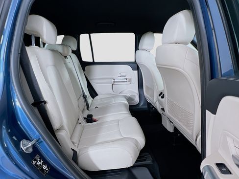 Used 2023 Mercedes-Benz GLB 250 w/ Premium Package image 27