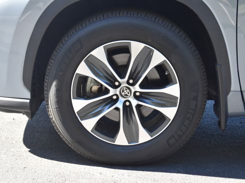 Used 2023 Toyota Highlander L image 39