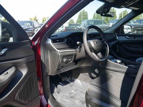 New 2025 Jeep Grand Cherokee L Laredo image 29