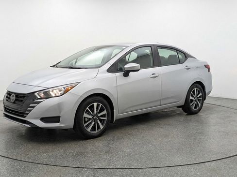 Used 2025 Nissan Versa SV image 3