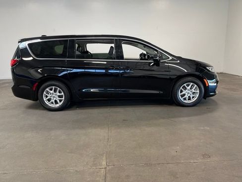Used 2024 Chrysler Pacifica Touring-L FWD image 2