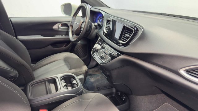 Used 2020 Chrysler Pacifica Touring w/ S Appearance Package FWD image 14