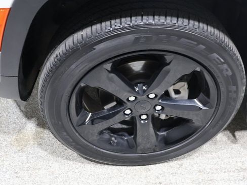 Certified 2023 Jeep Grand Cherokee Altitude image 11