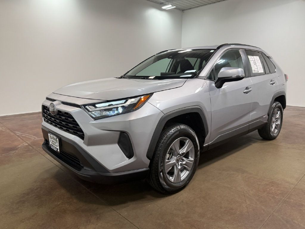 Used 2025 Toyota RAV4 XLE AWD/4WD image 39