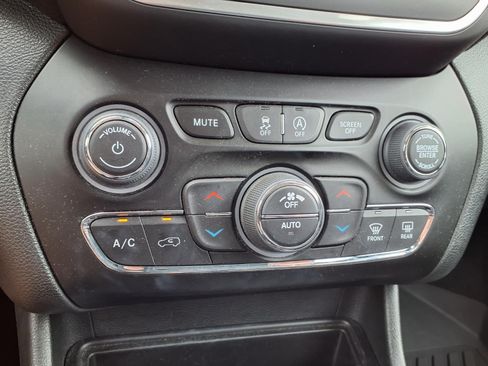 Used 2022 Jeep Cherokee Latitude Lux w/ Sun & Sound Group FWD image 7