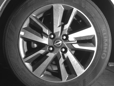 Used 2025 Nissan Versa SV image 9