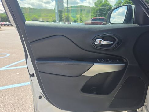 Used 2019 Jeep Cherokee High Altitude AWD/4WD image 14