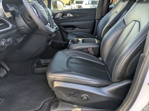 Used 2025 Chrysler Pacifica Select image 11