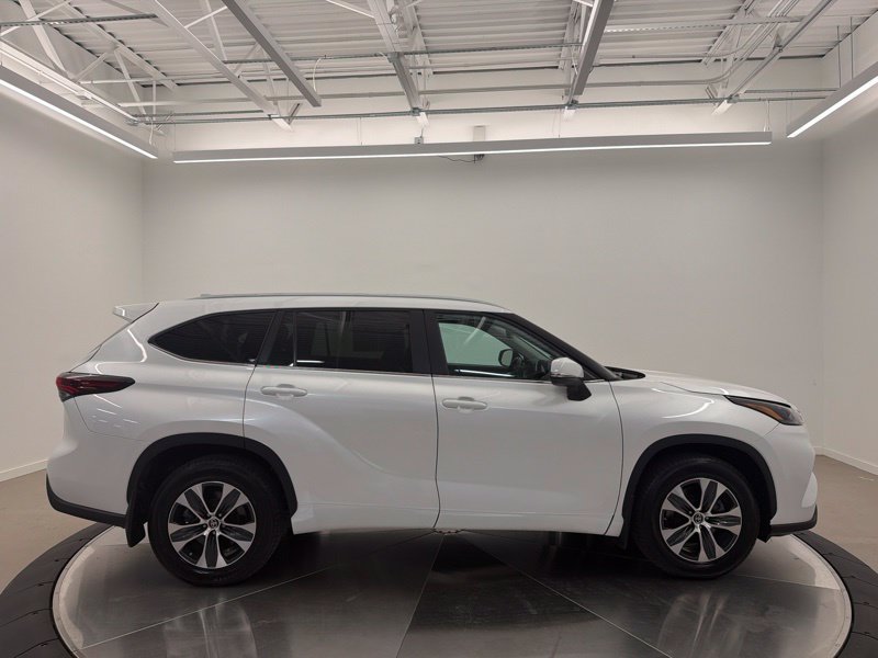 Used 2024 Toyota Highlander XLE AWD/4WD image 2