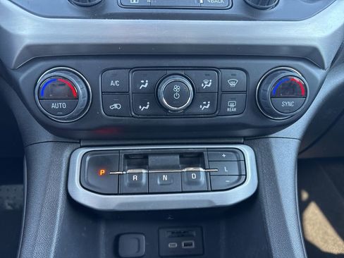 Used 2023 GMC Acadia SLT AWD/4WD image 19