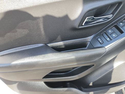 Used 2018 Chevrolet Trax LS AWD/4WD image 16