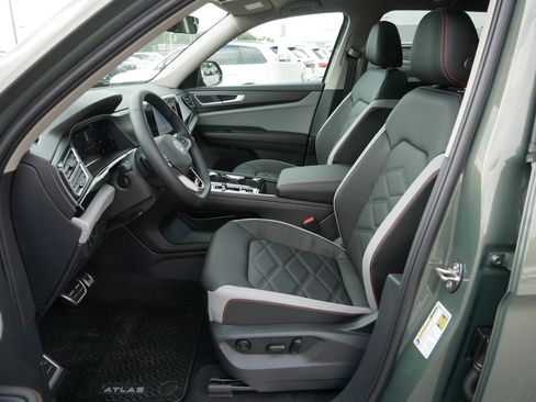 New 2026 Volkswagen Atlas Peak Edition image 6