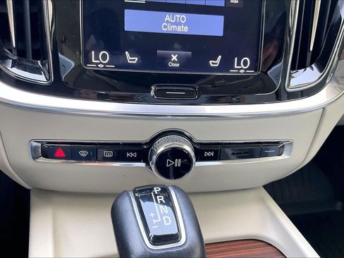 Used 2019 Volvo S60 T6 Momentum w/ Multimedia Package AWD/4WD image 32