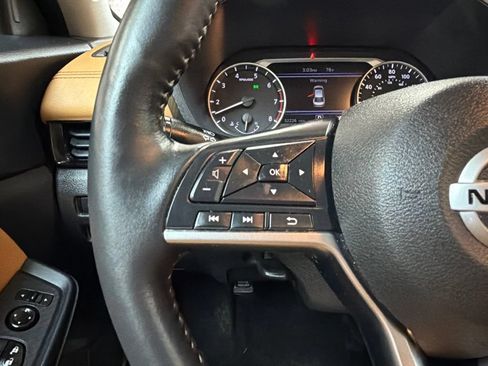 Used 2023 Nissan Sentra SV w/ SV Premium Package FWD image 17