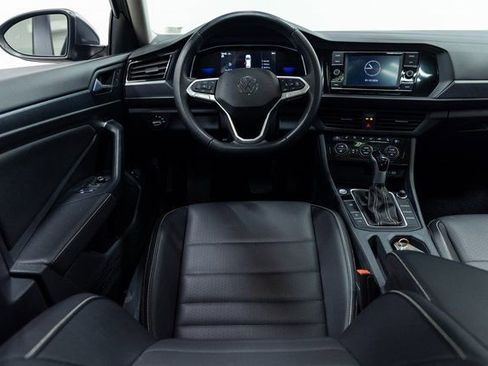 Used 2024 Volkswagen Jetta SE image 3