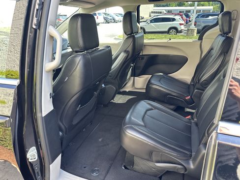 Used 2024 Chrysler Pacifica Touring-L FWD image 31
