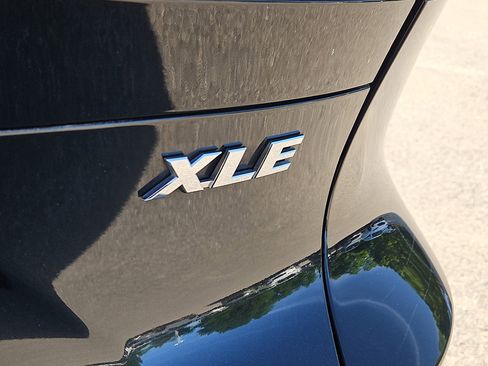 Used 2023 Toyota Venza XLE AWD/4WD image 5