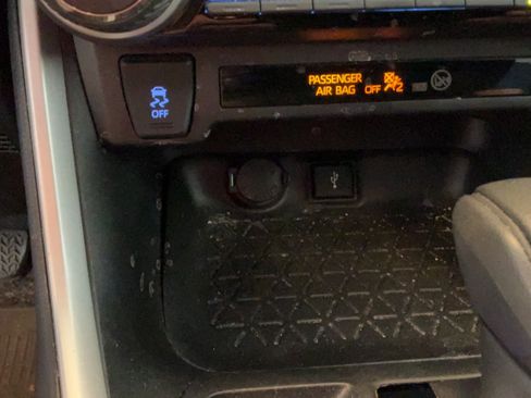 Used 2020 Toyota RAV4 XLE FWD image 21