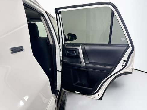 Used 2017 Toyota 4Runner SR5 AWD/4WD image 28