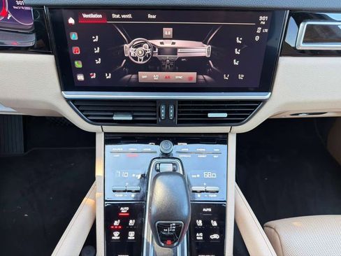 Certified 2023 Porsche Cayenne Platinum Edition image 14