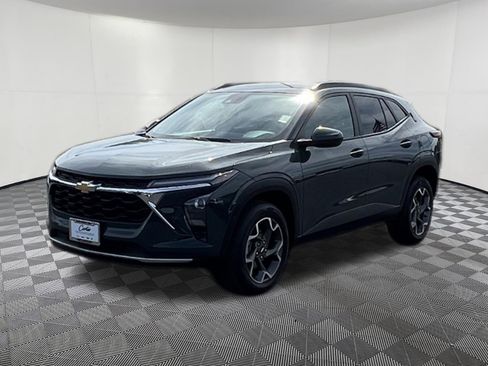 Used 2025 Chevrolet Trax LT FWD image 3