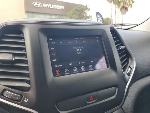 Used 2019 Jeep Cherokee Latitude Plus w/ Comfort/Convenience Group image 28