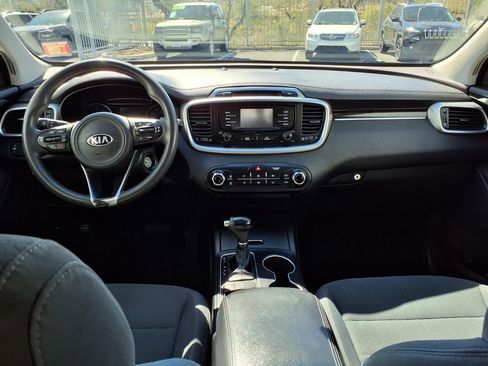 Used 2017 Kia Sorento LX image 2