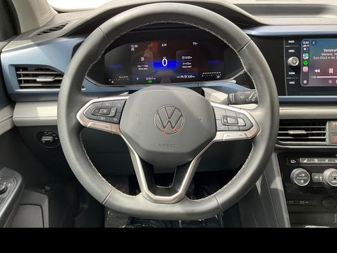 Used 2024 Volkswagen Taos SE FWD image 3