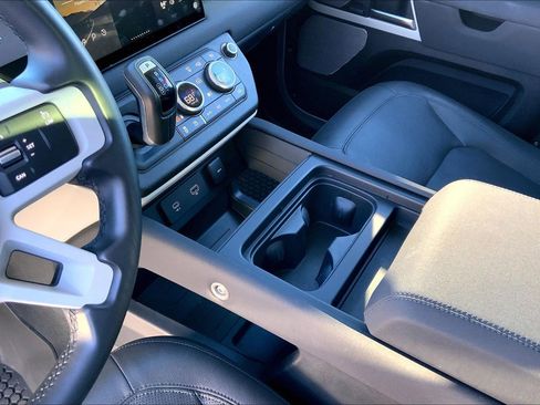 Used 2023 Land Rover Defender 130 SE image 16